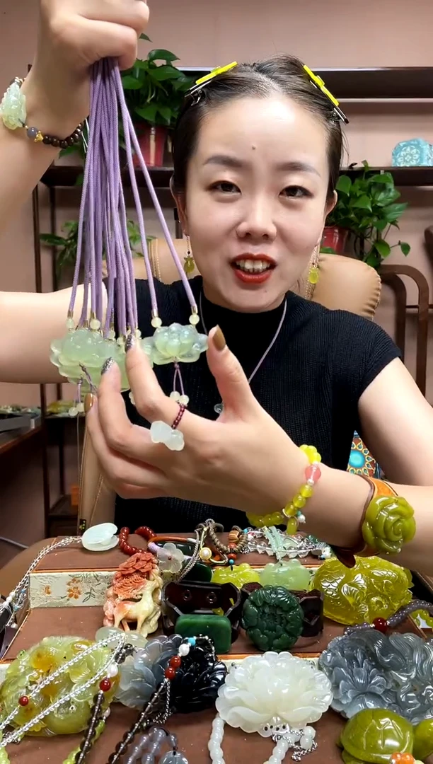 未镶嵌岫玉吊坠多样性发货发其中之一