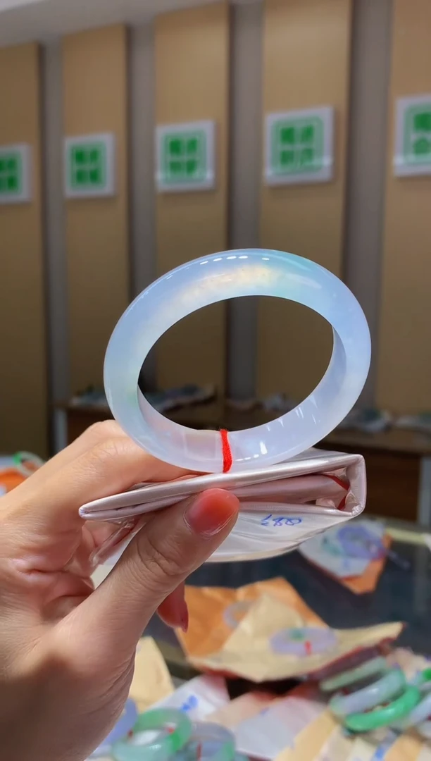 翡翠手镯未镶嵌-Q83 圈口53.1 总价25万 定金1千