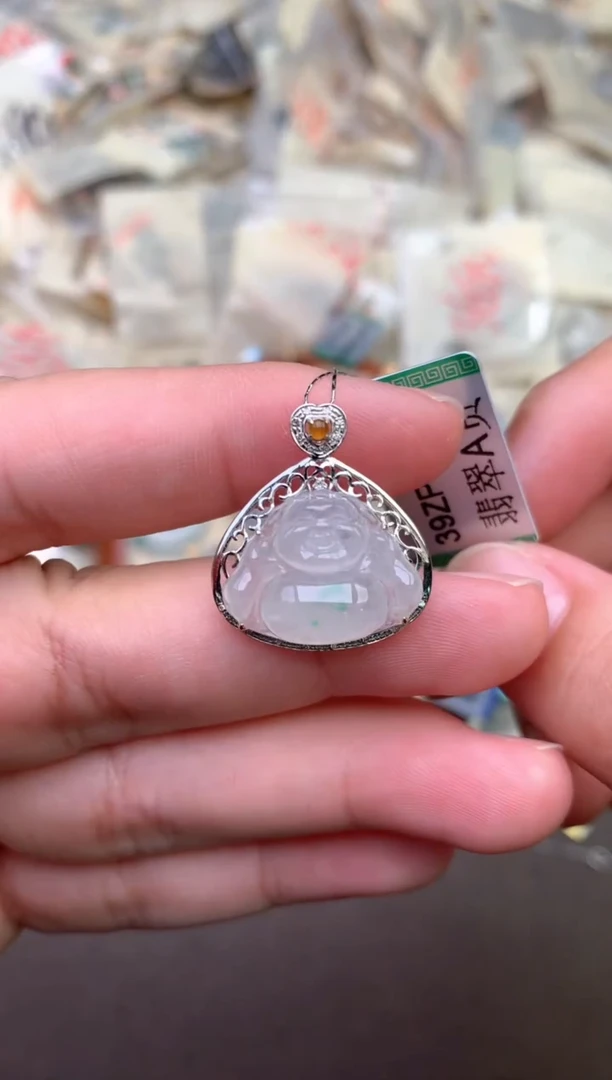 18K金镶嵌挂件翡翠   —