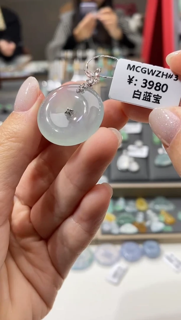 颈饰18K金镶嵌翡翠平安扣