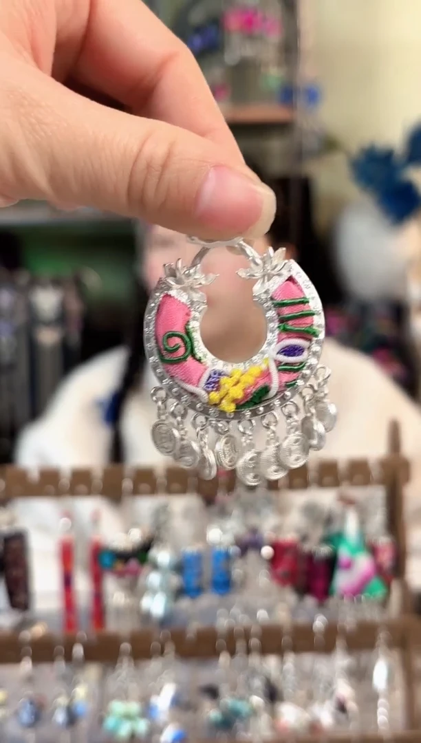 彩云南阁非遗老绣苗银饰品543