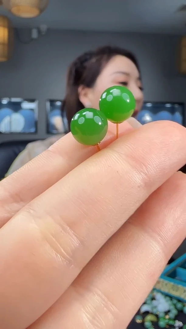 18K金镶嵌和田玉耳饰1