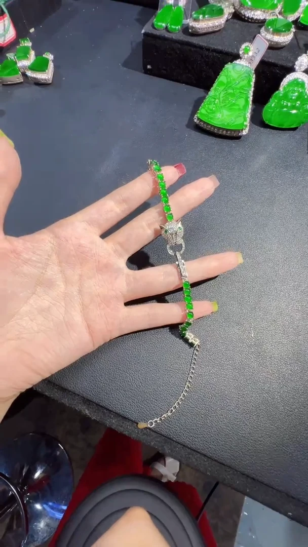 定制翡翠未镶嵌翡翠A货有轻微色差属于正常现象，手链多样性发货1