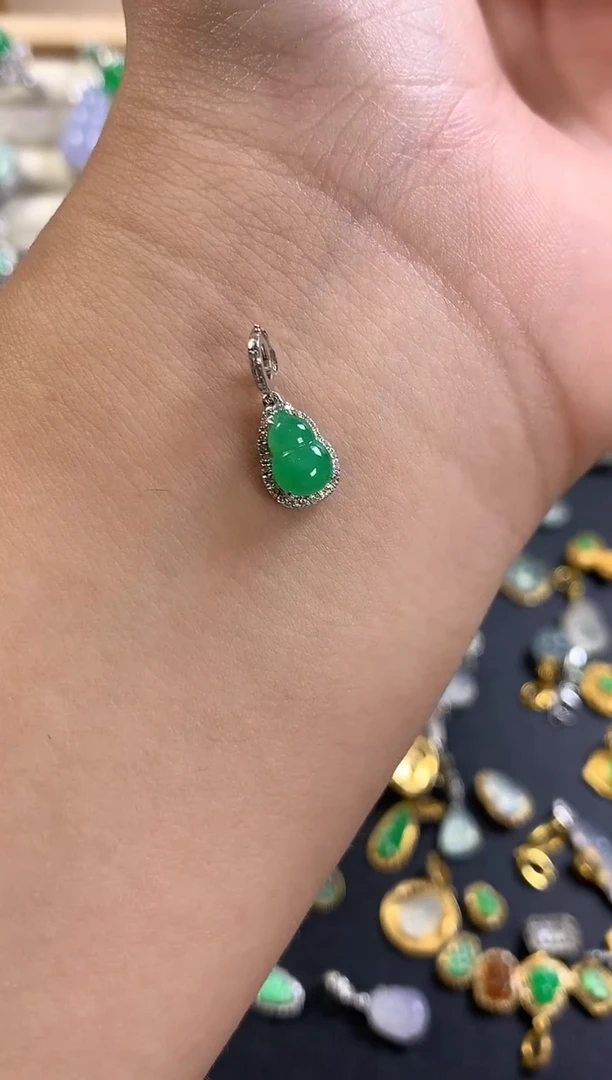 颈饰18K金镶嵌翡翠18k满绿葫芦提溜