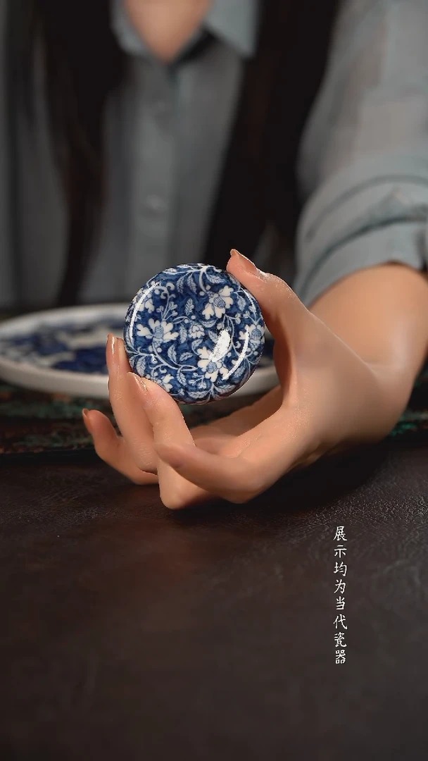 子润窑蓝地茶花曲奇盖置
