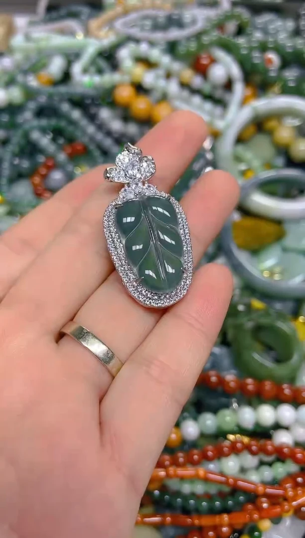 颈饰未镶嵌翡翠/ F /翡翠A货，一件也是批发价