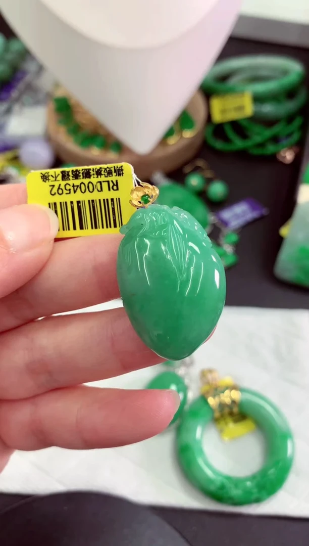 颈饰18K金镶嵌翡翠挂件