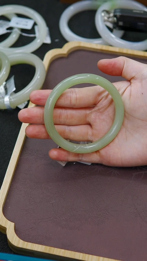 未镶嵌手镯和田玉56-57圈口小正装满翠翠青手镯