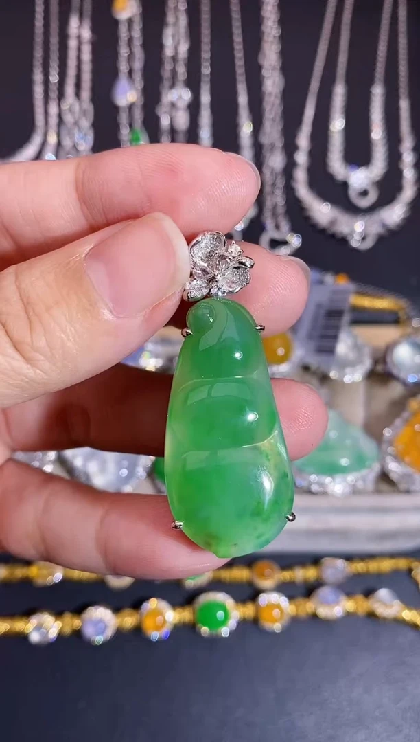 颈饰18K金镶嵌翡翠吊坠