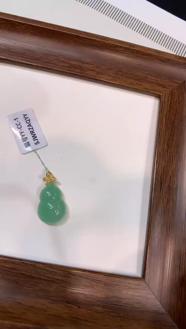 颈饰18K金镶嵌翡翠葫芦