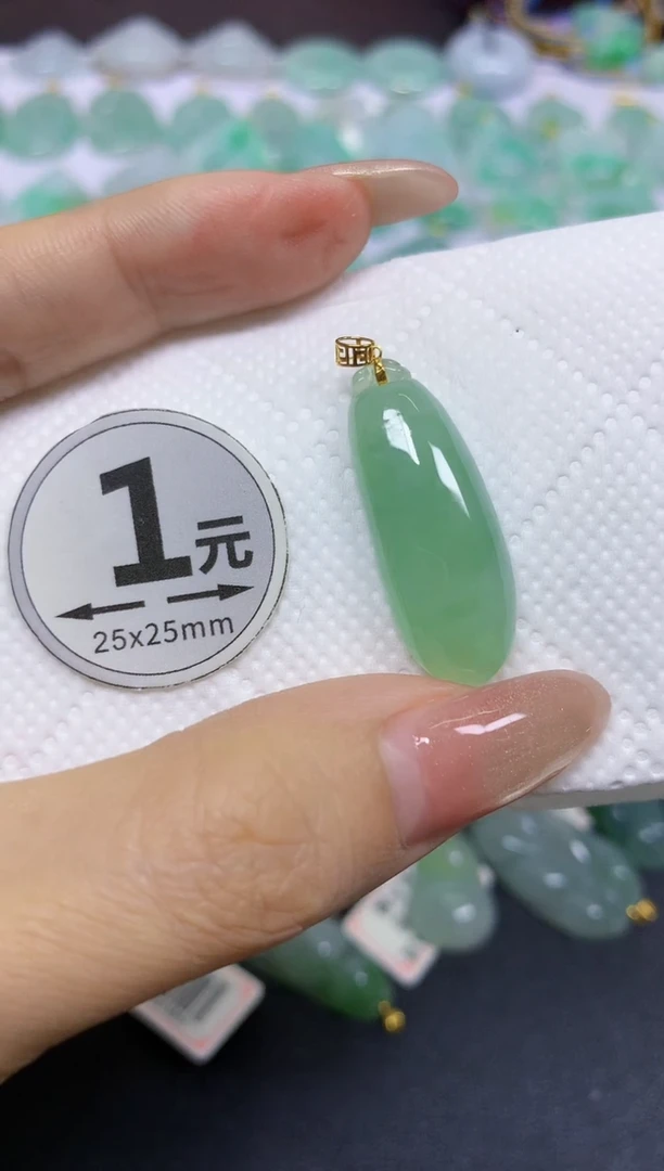 颈饰18K金镶嵌翡翠天然翡翠A货