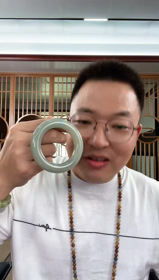 未镶嵌手镯和田玉还****啊且末青白手镯 53圈