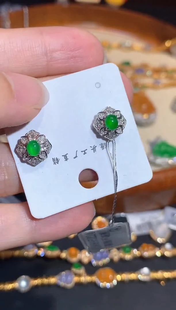 颈饰18K金镶嵌翡翠耳钉