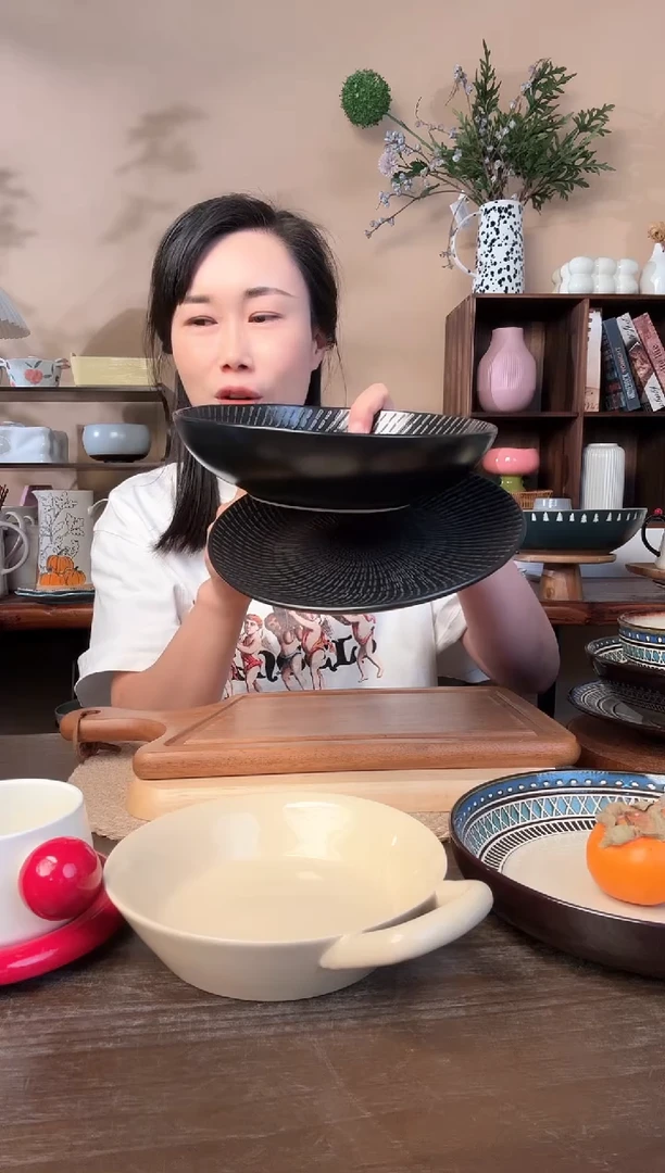 8英寸浮雕黑碗盘微瑕