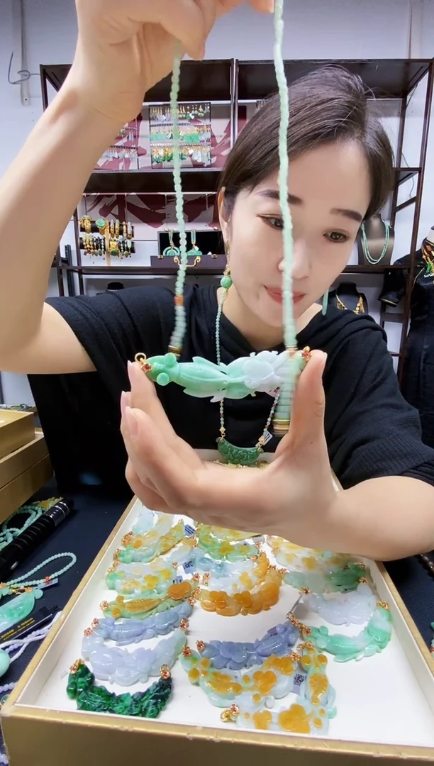 颈饰未镶嵌翡翠吊坠