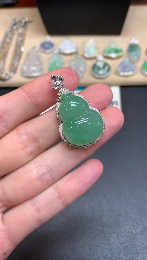 【闪购商品】翡翠颈饰18K金镶嵌葫芦【无服务费】