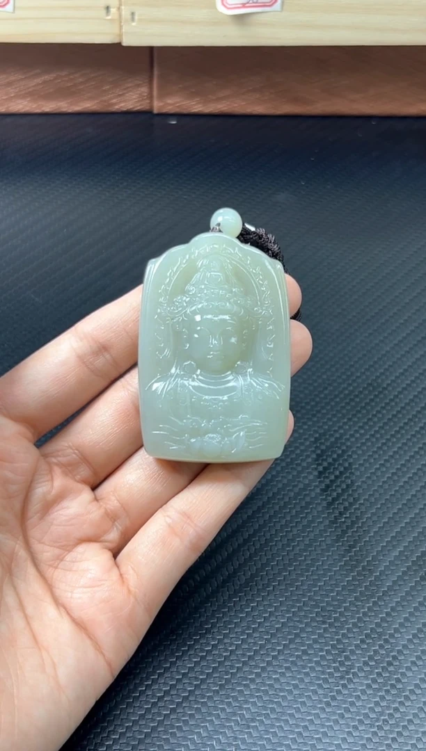 吊坠(赠链)未镶嵌和田玉且末微色差近矿吊坠