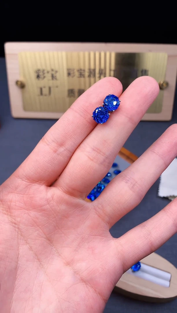 银S925镶嵌耳饰托帕石.........