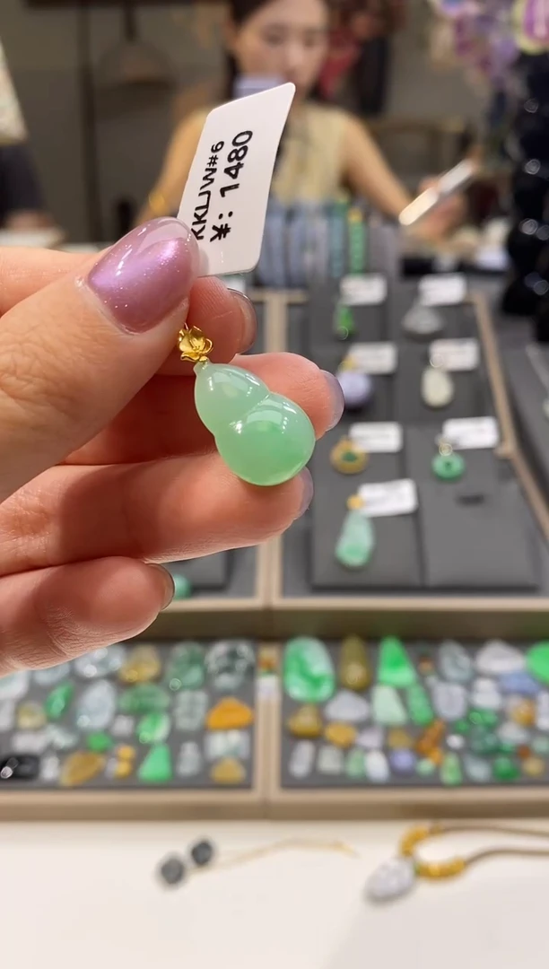 颈饰18K金镶嵌翡翠葫芦