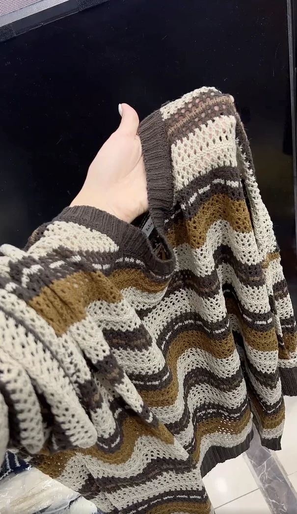 气质减龄秋季穿搭时尚镂空撞色咖色条纹上衣百搭休闲宽松圆领罩衫