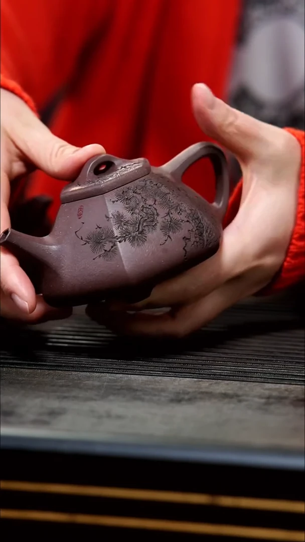 【闪购商品】紫砂茶壶六方子冶通转刻松风图