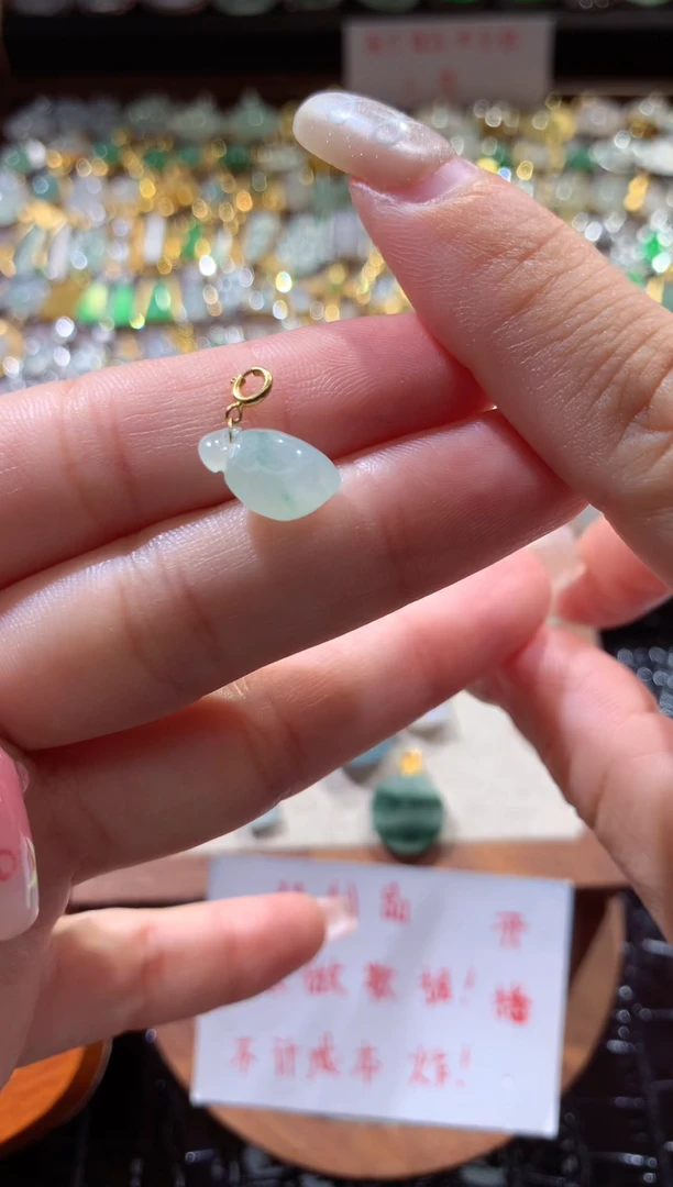 翡翠18K金镶嵌颈饰翡翠