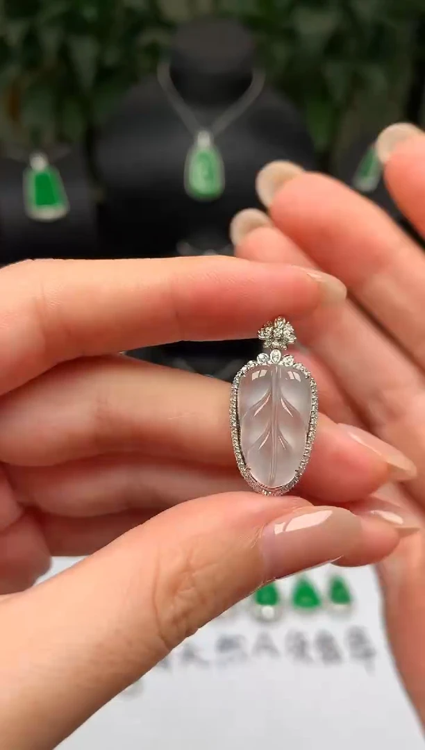 颈饰18K金镶嵌翡翠叶子