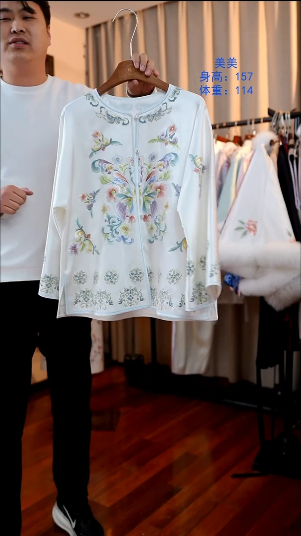 刺绣逆蝶非遗服饰一物一件