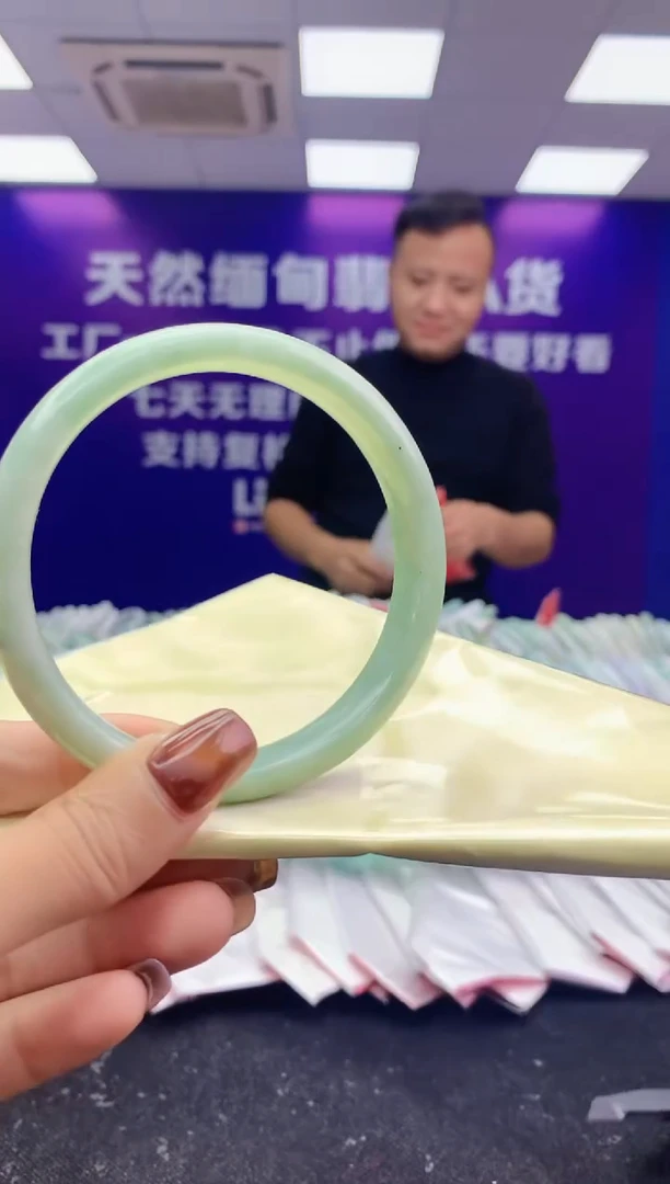 未镶嵌手镯翡翠小***糊AAAAAAAAAAAA