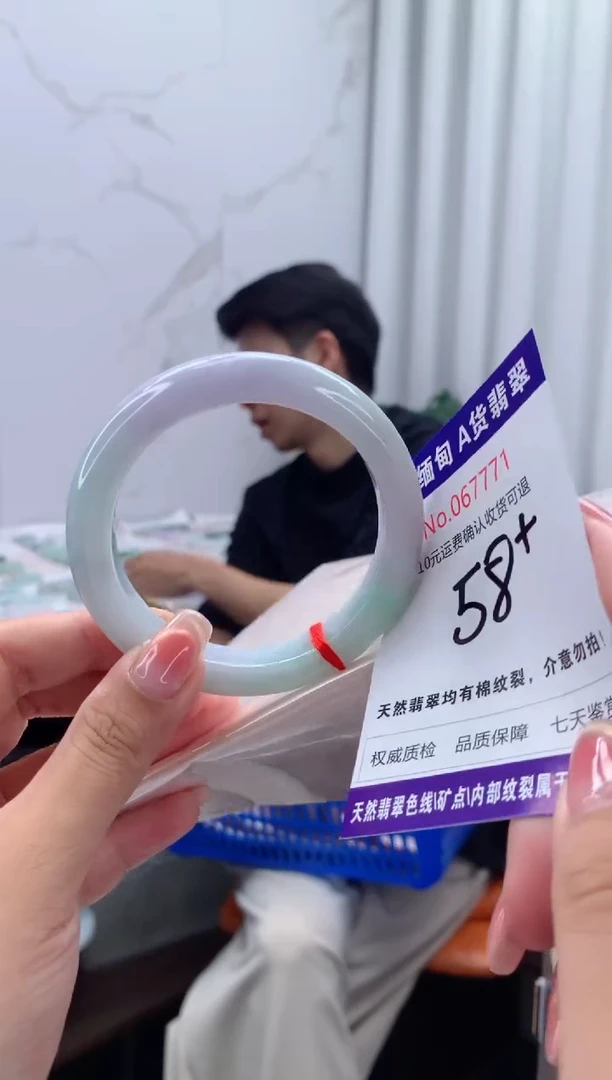 翡翠手镯未镶嵌有纹，完美者勿拍