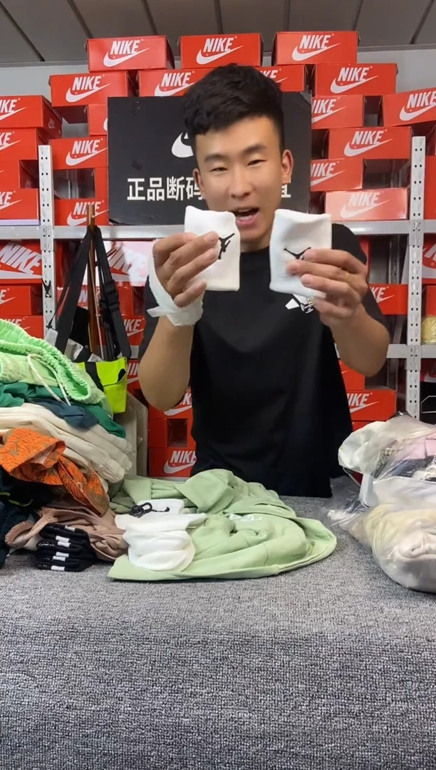 两个白色护腕 护腕 直播间过款