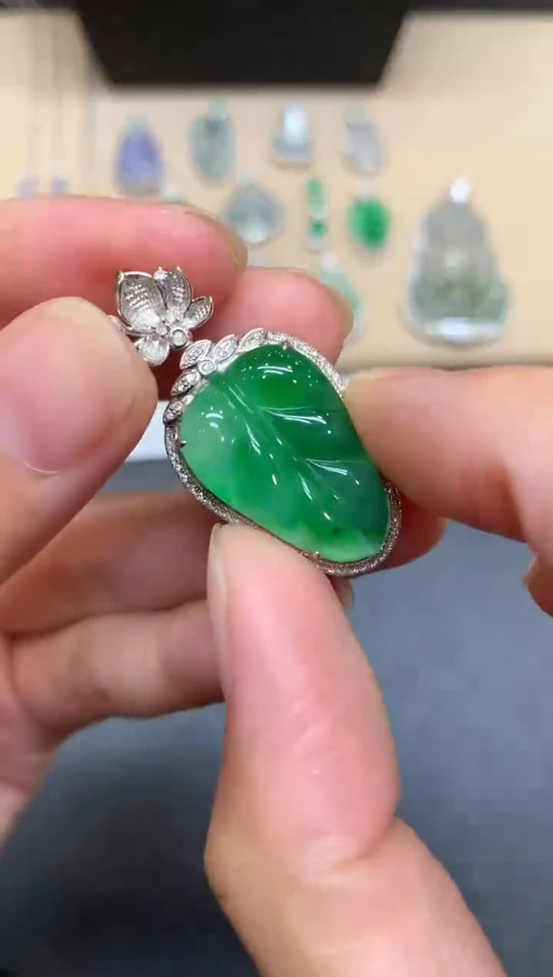 颈饰18K金镶嵌翡翠树叶【无服务费