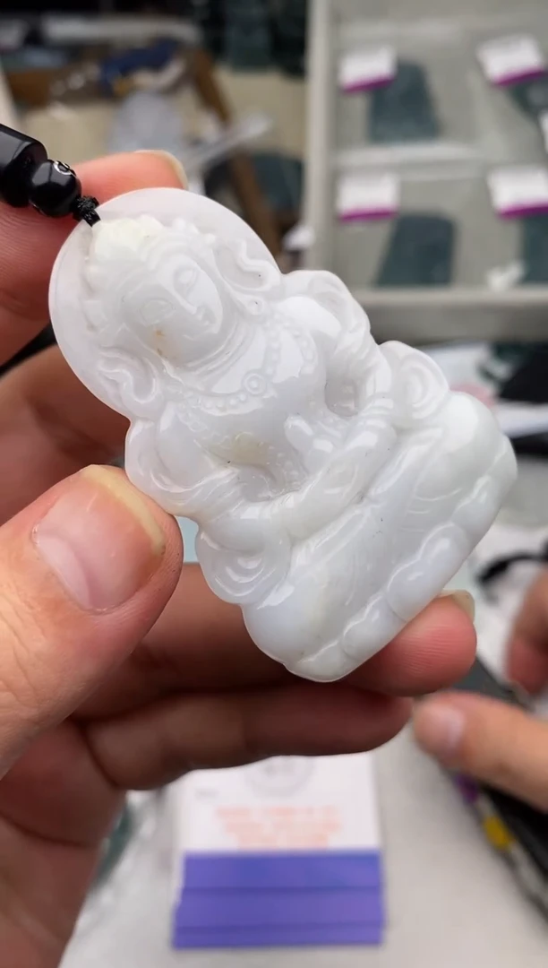 翡翠未镶嵌颈饰多样性发其一