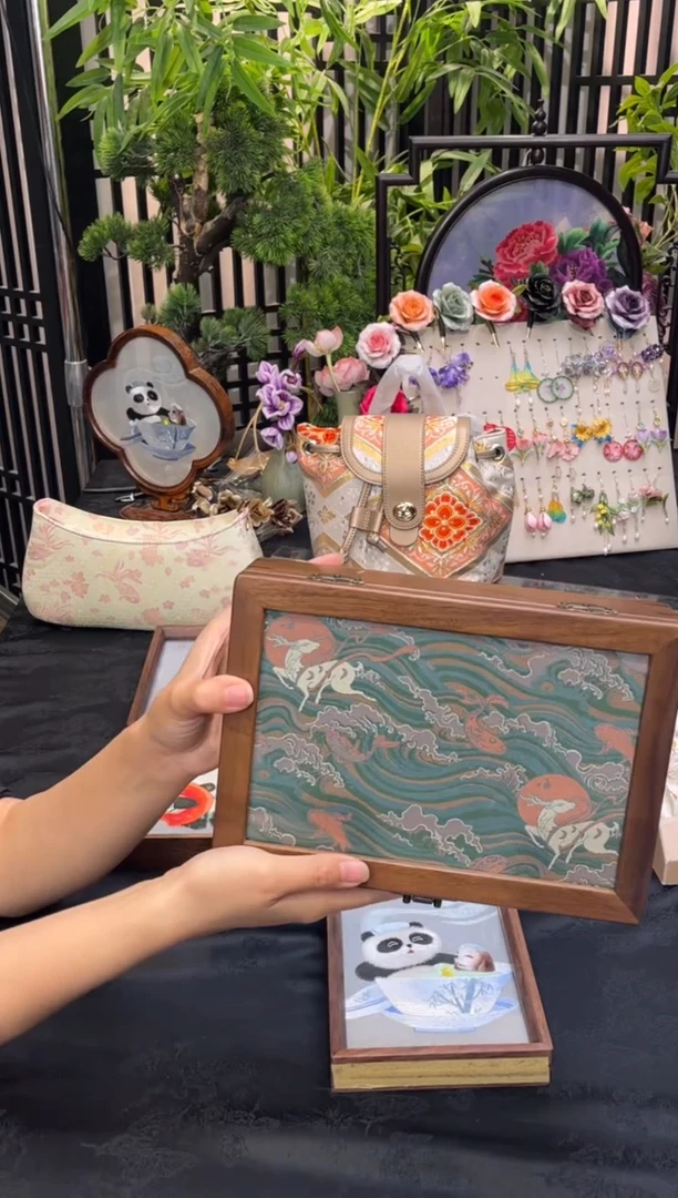 织绣红**妇非遗苏绣手工饰品