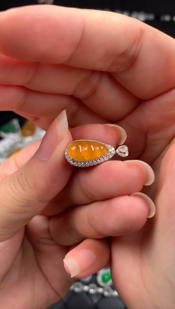颈饰18K金镶嵌翡翠黄翡豆子