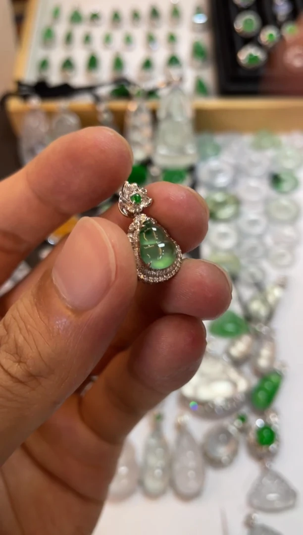 翡翠18K金镶嵌吊坠(不含链)葫芦