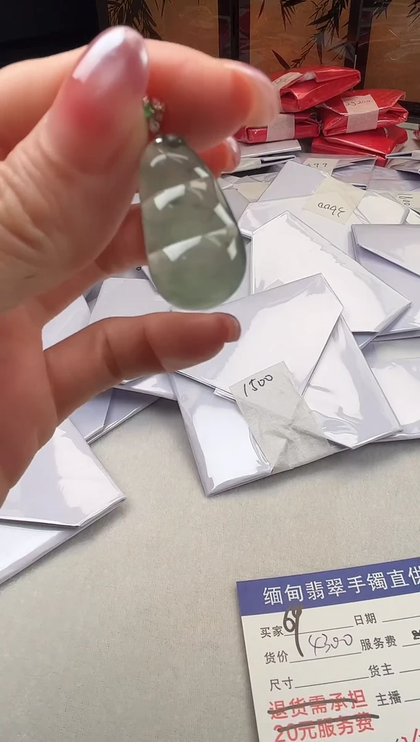 颈饰18K金镶嵌翡翠翡翠豆子