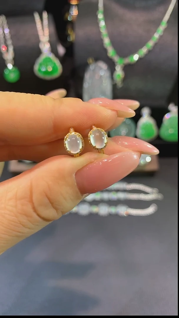 18K金镶嵌翡翠耳饰耳钉