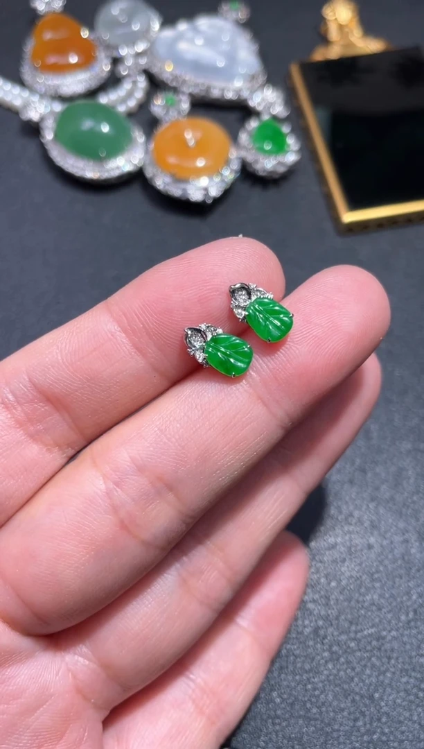 18K金镶嵌翡翠耳饰16........