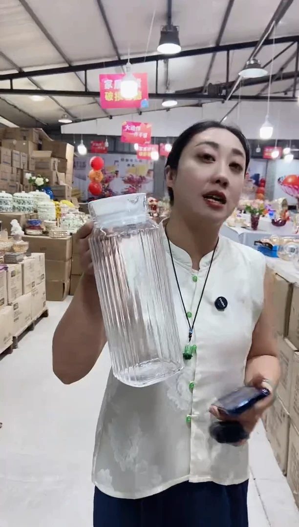 耐热玻璃竖纹水壶一个