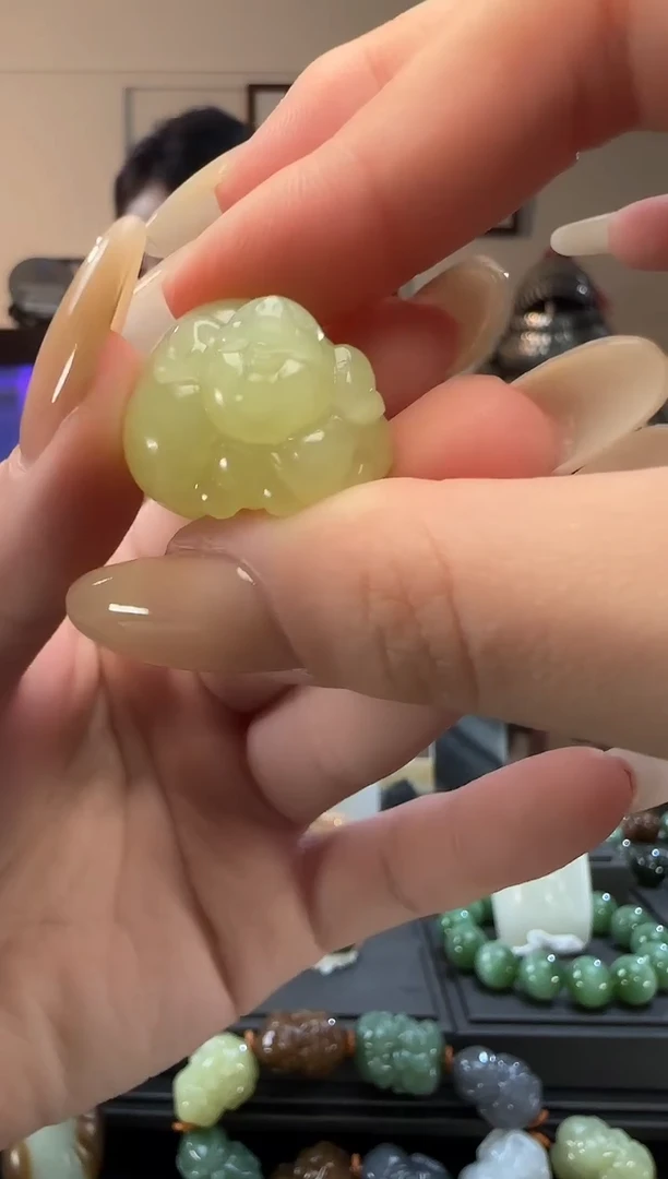 颈饰未镶嵌和田玉黄口福猪吊坠