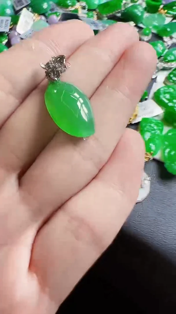 颈饰18K金镶嵌翡翠瓜