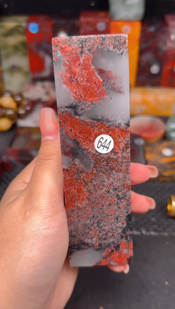 玉桂林鸡血玉摆件 编号：644