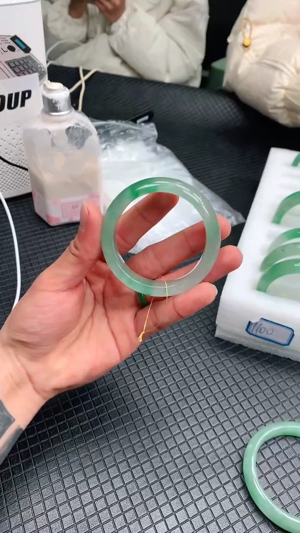 【闪购商品】石英质玉手镯未镶嵌手镯