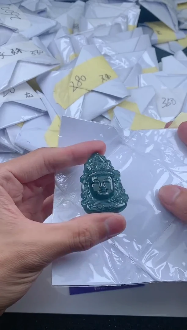 翡翠未镶嵌颈饰