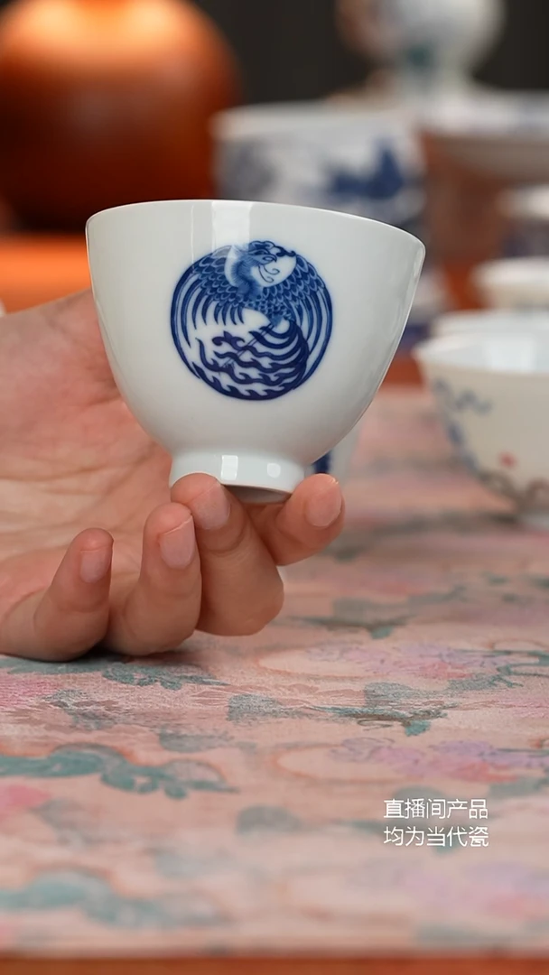 望玉青花团凤纹鸡心杯
