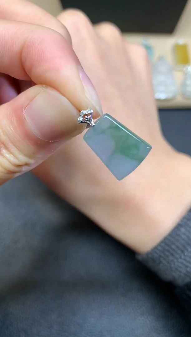 【闪购商品】翡翠颈饰18K金镶嵌无事牌【无服务费】