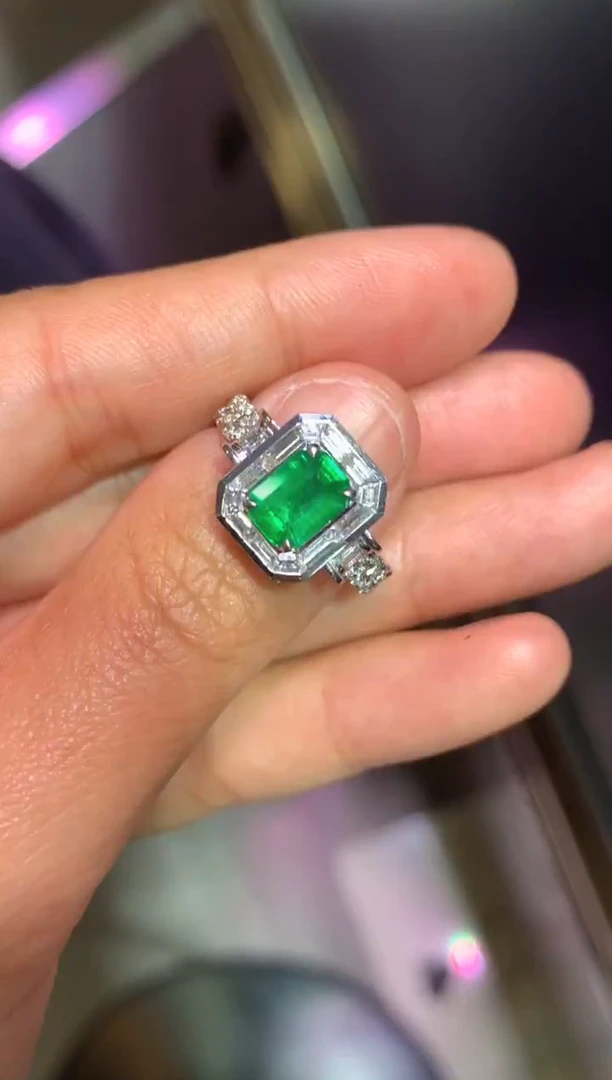 18K金镶嵌戒指祖母绿1.01CT