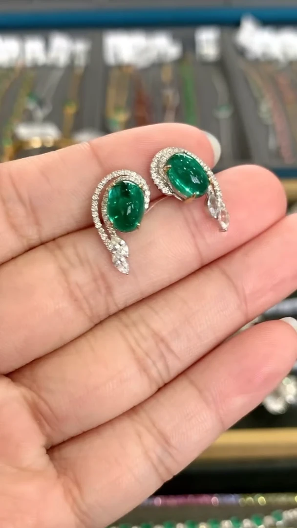 18K金镶嵌耳钉祖母绿3.58克拉