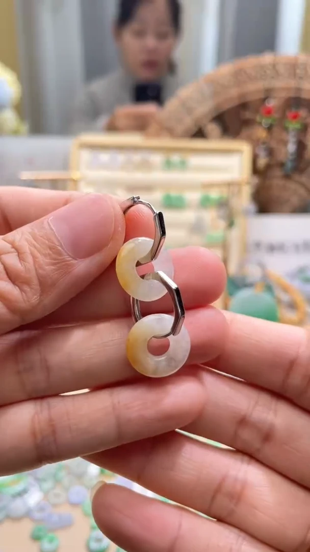 【闪购商品】翡翠颈饰未镶嵌甜甜圈一对